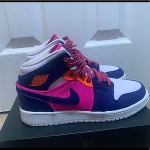 Air Jordan mid GS ‘Fire Pink’